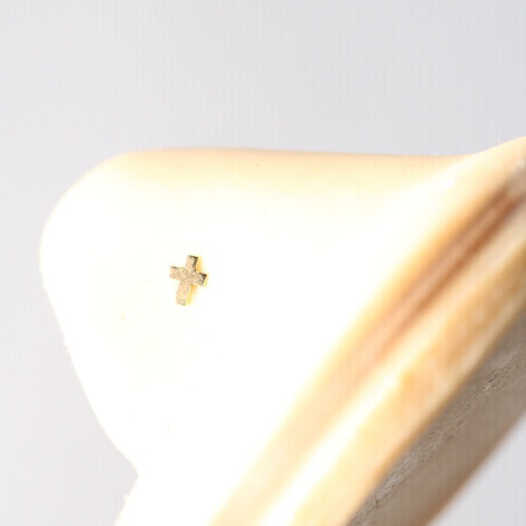 9kt Gold mini cross plain Nose Stud Piercing with tiny 9k mark New - Picture 1 of 1